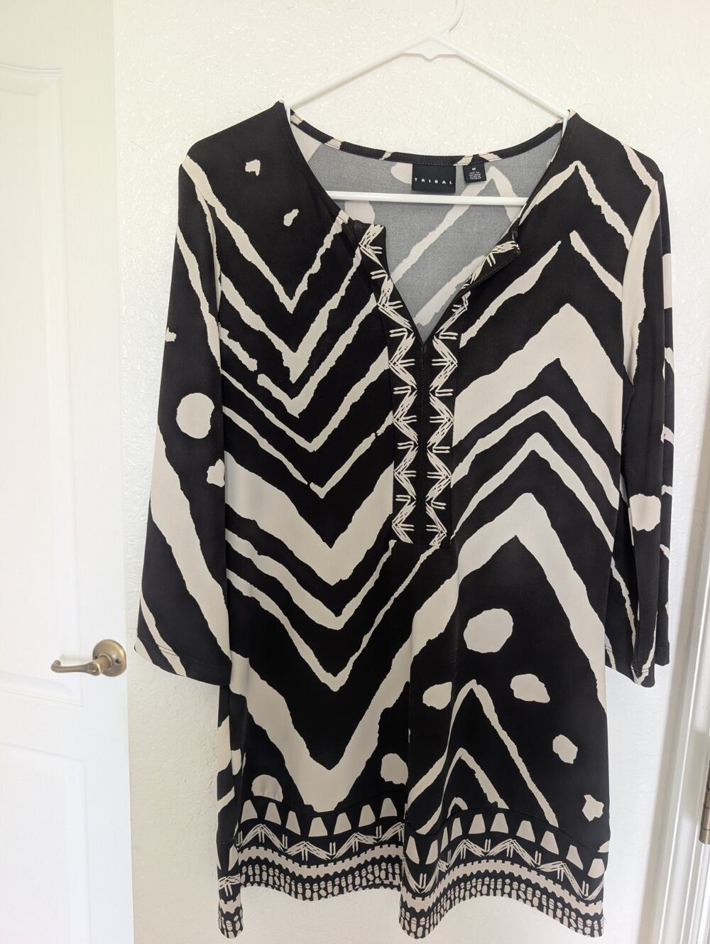 TRIBAL Brand Womens Black & White Abstract V Neck dress Medium